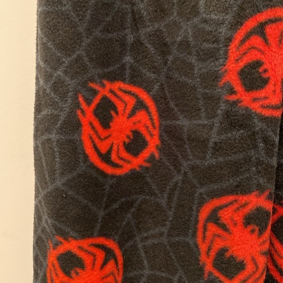 Boy’s Marvel Spider-Man Pajama Set.  Flannel material.  Black and Red. - Picture 4 of 6